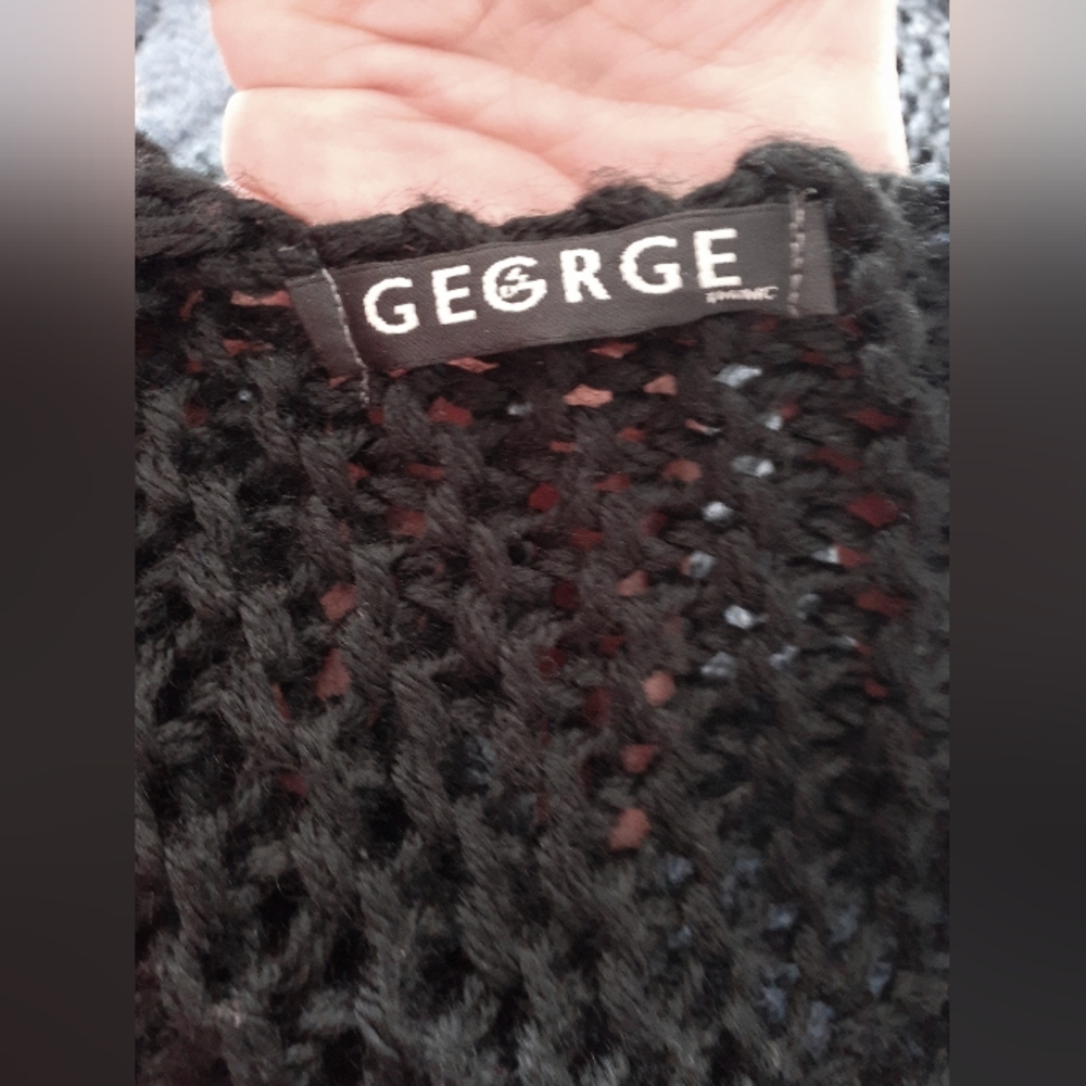 Woolly Cable-knit Poncho Shawl with fringe - Picture 6 of 11